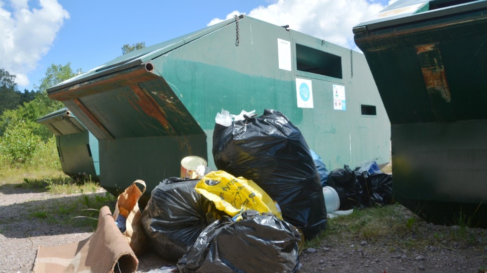 90 procent av de ärenden som kommer in till Förpacknings- och Tidningsinsamlingen handlar om grovavfall och hushållsavfall som slängts vid återvinningsstationerna. 