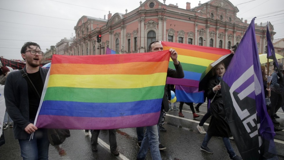 En regnbågsglass kan göra att barns acceptans för regnbågsflaggan ökar, menar en rysk kvinnoorganisation, som inte tycker att det är bra. Bilden är från en demonstration i S:t Petersburg 2018.
