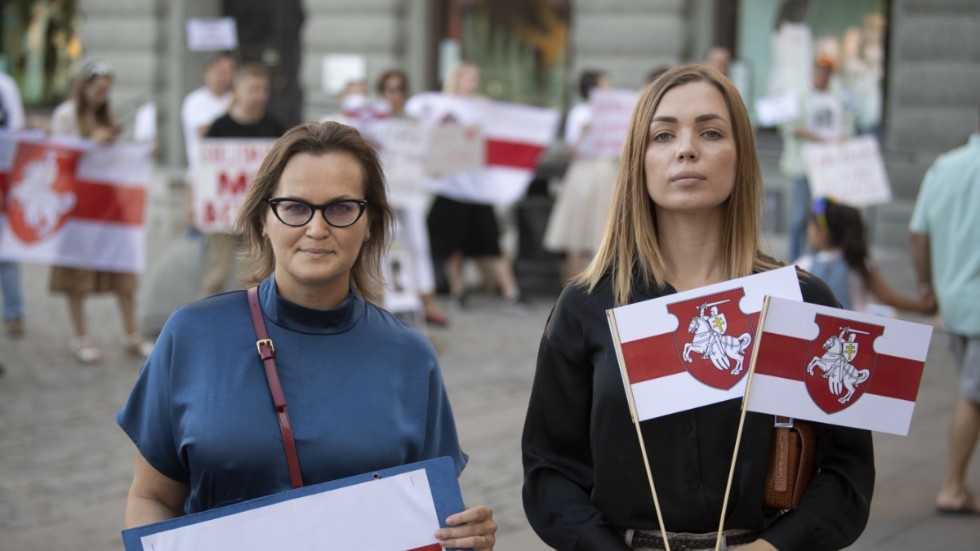 Nadzeya Charapan och Alesia Rudnik från föreningen Sveriges belarusier under en av de manifestationer som hållits på Mynttorget i Stockholm den senaste tiden.
