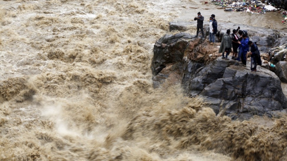 Fler än 200 nepaleser har mist livet i årets monsunsäsong. På bilden en översvämmad flod i huvudstaden Katmandu i juli.