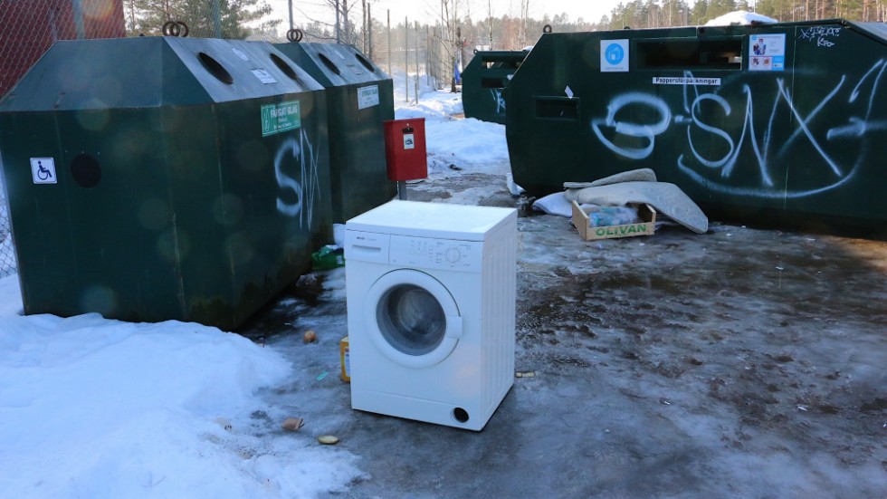 Ska det bli lite renare på återvinningen nu? Någon har i alla fall dumpat en tvättmaskin bland skräpet på Nytorpsvägen i Hultsfred.