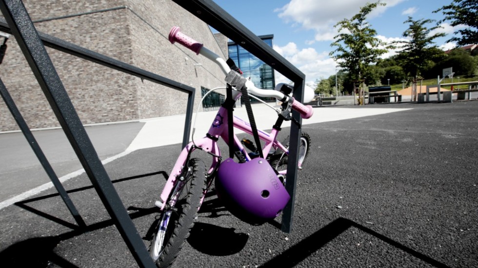 Genom att reglera antalet parkeringar till skolor/förskolor kan vi göra det lättare att cykla eller gå än att åka bil, skriver Anna Wallroth, avdelningschef Trafik och gata.
