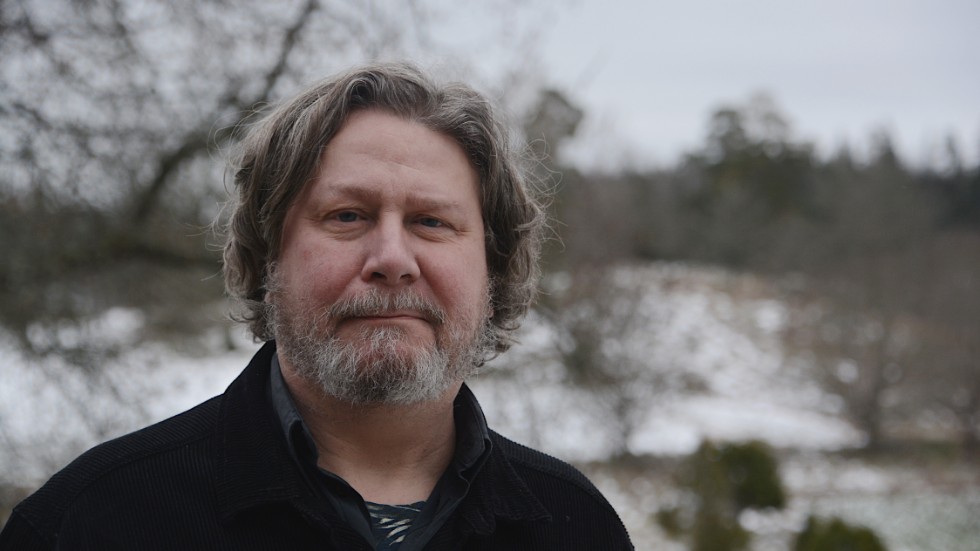 Daniel Söderqvist är TV-journalist som skrivit fem böcker. Han har jobbat för Vimmerby kommun och signerat böcker i bokhandeln. Nu blir han chefredaktör för Vimmerby Tidning.