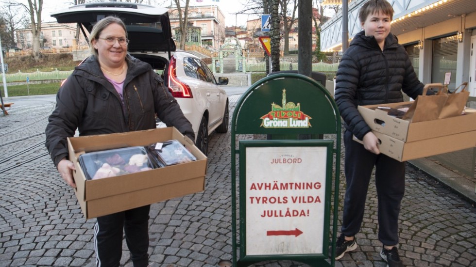 Kristina och Isac Tredal hämtar Restaurang Tyrols julbordslåda för åtta personer.