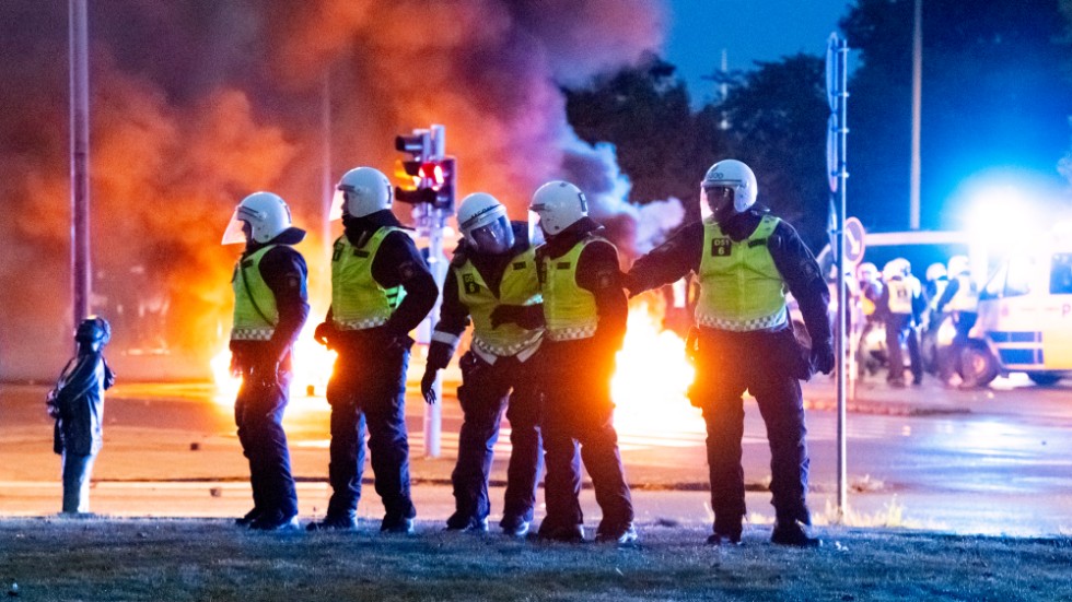 Polis behövde skingra upploppsmän som samlats på Amiralsgatan i Malmö på fredagskvällen. Våldsverkare som slår sönder egendom och kastar sten mot polis ska lagföras. 