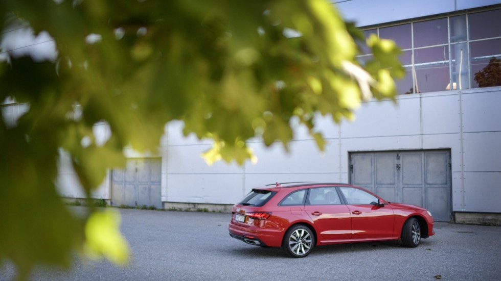 Största nyheten hos årets upplaga av Audi A4 Avant g-tron syns inte på utsidan. Den döljer sig under golvet i bagageutrymmet. Bensintanken är nu inte mycket större än två bag-in-box.