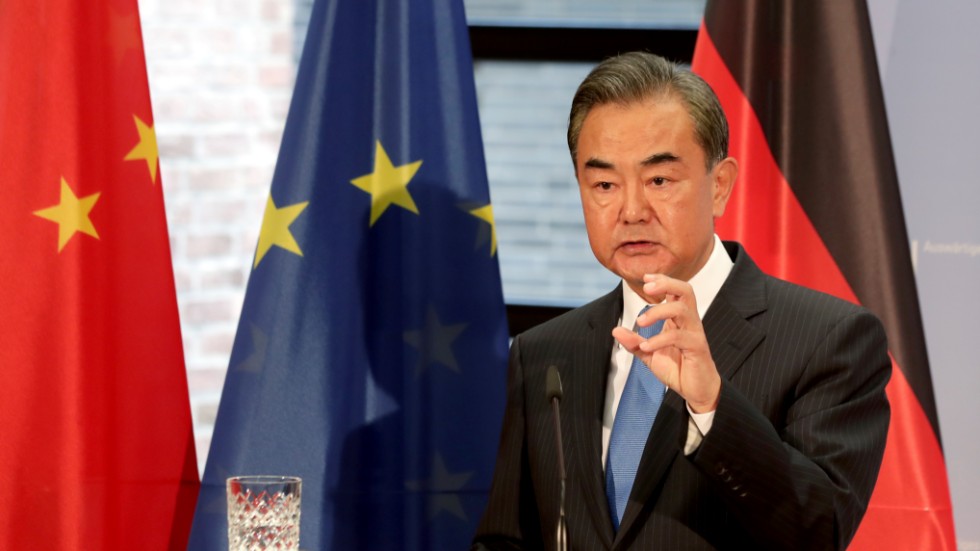 Kinas utrikesminister Wang Yi på besök i Tyskland i tisdags. Han har uppmuntrat till landets aggressiva "vargdiplomati", som utgör en fara för det fria ordet.