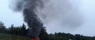 Fordon brann på E4 – efter krock med lastbil