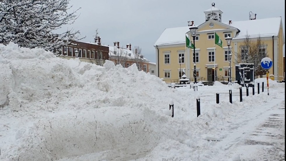Det föll mellan tio och tolv centimeter snö i Vimmerby natten till torsdagen. Tidigt på förmiddagen var stora högar ihopkörda på torget.