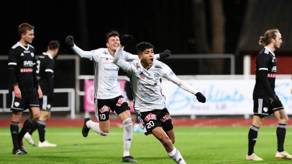 Ahmed Qasem jublar efter målet som tog Motala AIF till ettan 2019, första kvalmatchen mot Sollentuna. Nu blir det Elfsborg för Motalakillen.