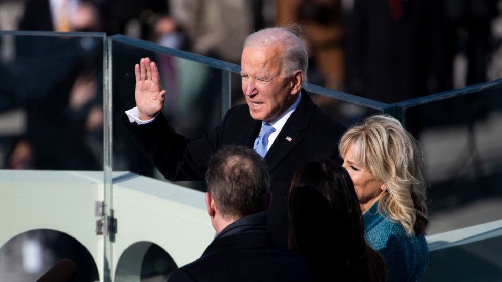 Joe Biden svär presidenteden. Många andas ut.