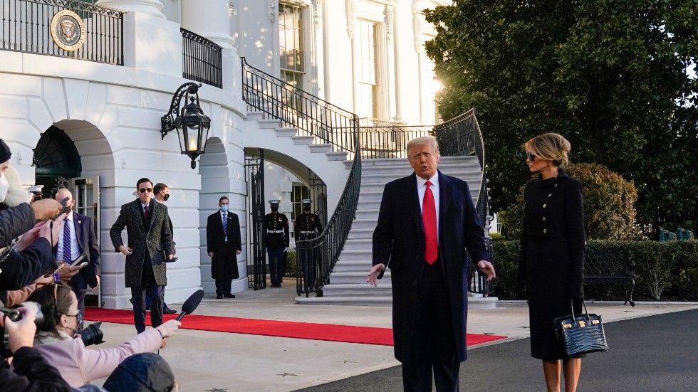Donald och Melania Trump på väg till helikoptern Marine One, som nu lyft från Vita husets gräsmatta på väg mot flygbasen Joint Base Andrews utanför Washington DC. Presidentparet fortsätter därefter till Florida.