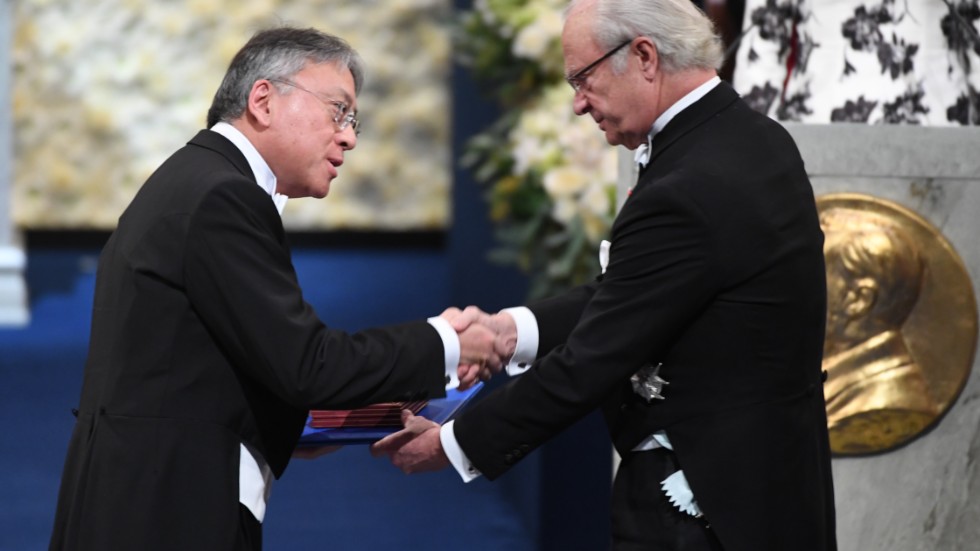 Kazuo Ishiguro tilldelade Nobelpriset för att han "i romaner med stark känslomässig verkan har blottat avgrunden under vår skenbara hemhörighet i världen".