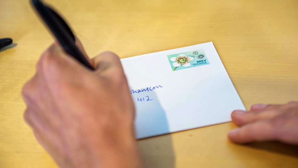 Portohöjningen är nödvändig för att kunna finansiera posttjänsterna i Sverige, förklarar Postnords representant i ett svar på en tidigare insändare.