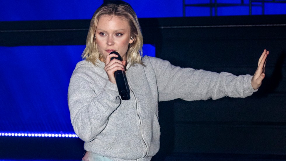 Zara Larsson repeterar inför den liveströmmade konserten den 8 mars.