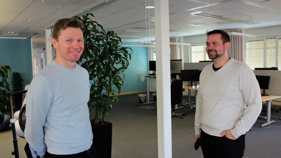 Henrik Valeskog, HR-chef på Nira Dynamics och Jonas Löfgren, teamchef, gläds åt sitt kontor som börjar ta ny form. 