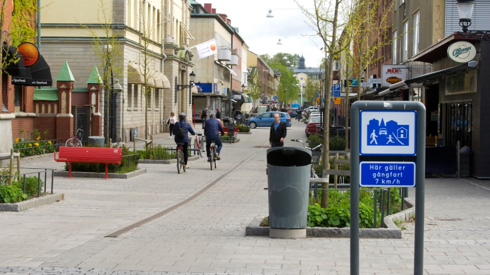 Lars Nordquist hoppas att Östra Storgatan snart stängs av för bilar, men även för cyklister, för att slippa incidenter med oskyddade trafikanter.