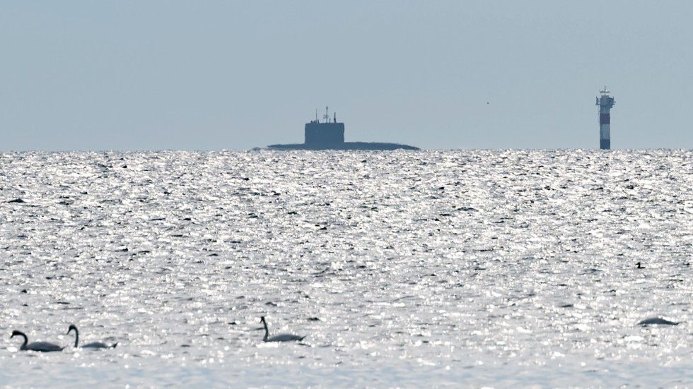 En rysk ubåt passerar på lördagskvällen genom Öresund.