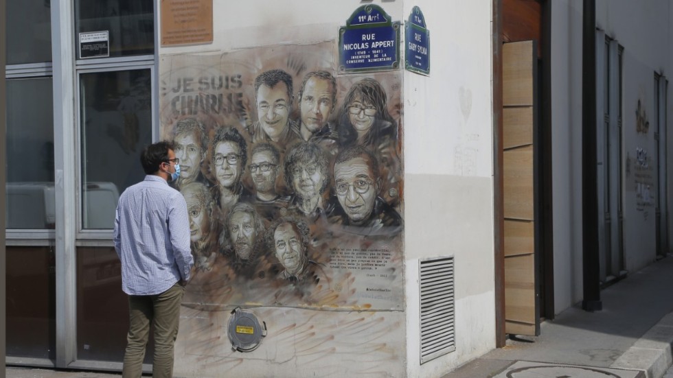 Den nya attacken ska ha ägt rum nära Charlie Hebdos forna lokaler. Bild från platsen tidigare i december.