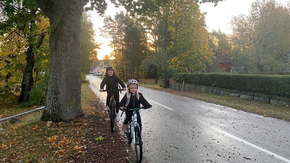 Det är en smal och bitvis krokig väg som Jonah och Elsa Sääw och många andra barn cyklar till skolan. "Vi tycker det känns oroligt med tanke på den tunga trafiken som passerar några meter från vårt hus. Ofta med hög hastighet, säger deras mamma Josefine Sääw.