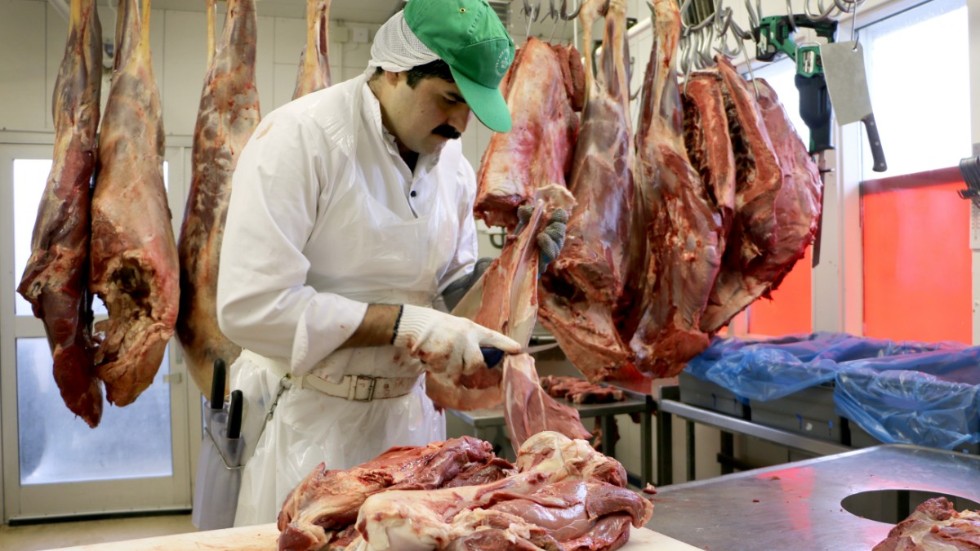 Höjd skatt på kött behövs för att rädda klimatet; det hävdar dagens debattör. Vare sig personen eller verksamheten på bilden har något med innehållet i artikeln att skaffa. 