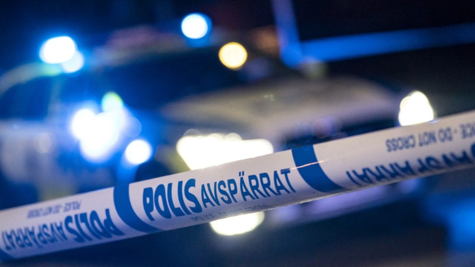 En explosion har skett i ett trapphus i Göteborg. Polisen har fått uppgifter om ytterligare ett larm om ett farligt föremål i närheten.