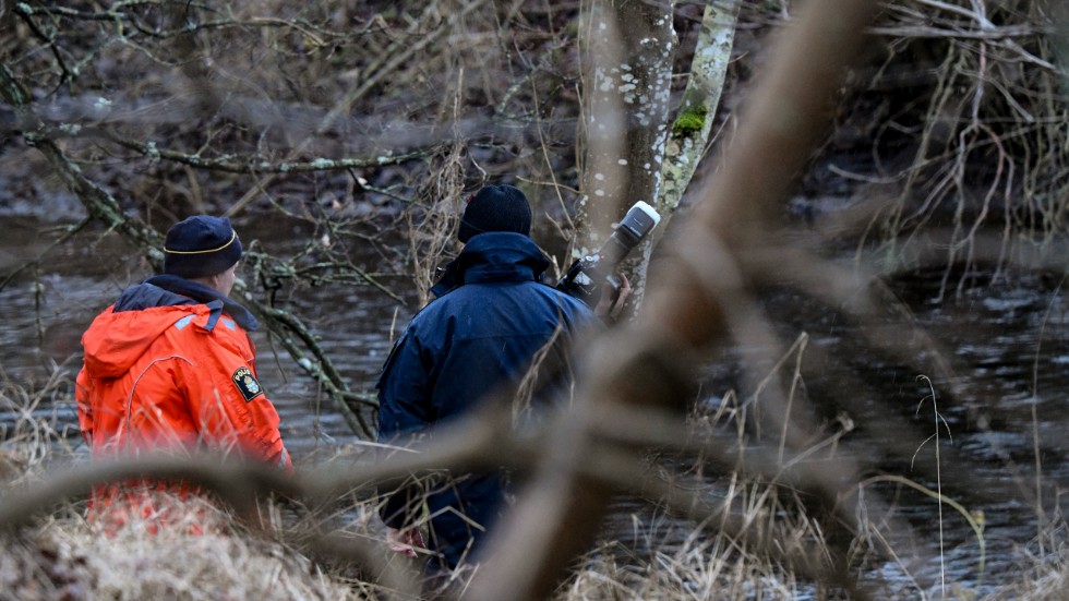 Polisens tekniker vid Vramsån i skånska Tollarp där en kvinna hittades död i början av december i fjol. Arkivbild.