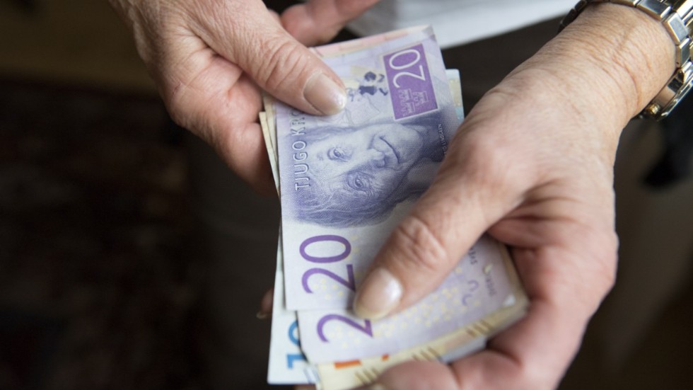 25 kronor i månaden (minus skatt) för de med pensioner strax över 9 000. Det är skamligt. Det är ett hån mot alla pensionärer ”som arbetat hela sitt liv med låga löner”, skriver Rolf Waltersson, Eskilstuna.

