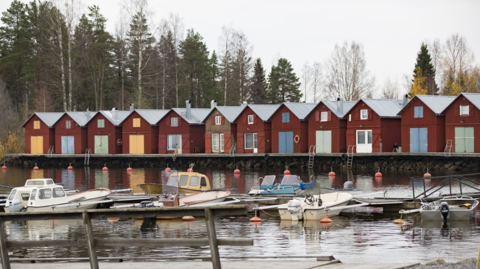 Sjöbodarna, där ett flertal i dag fungerar som fritidshus, ligger alldeles intill kajkanten i Kängsö hamn.