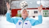 83-årige legendaren vägrar släppa taget om bollen