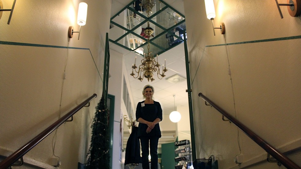 Entrén till Spa't är pampig, med speglar och kristallkronor. Här driver Camilla Johansson sin hudvårdssalong.