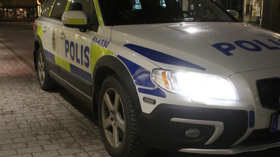 Polisen stoppade en bil i centrala Vimmerby, i vilken man fann stöldgods i form av spritflaskor från ett villainbrott i Gullringen.Mannen anhölls, men släpptes. Han är dock fortfarande intressant i utredningen.