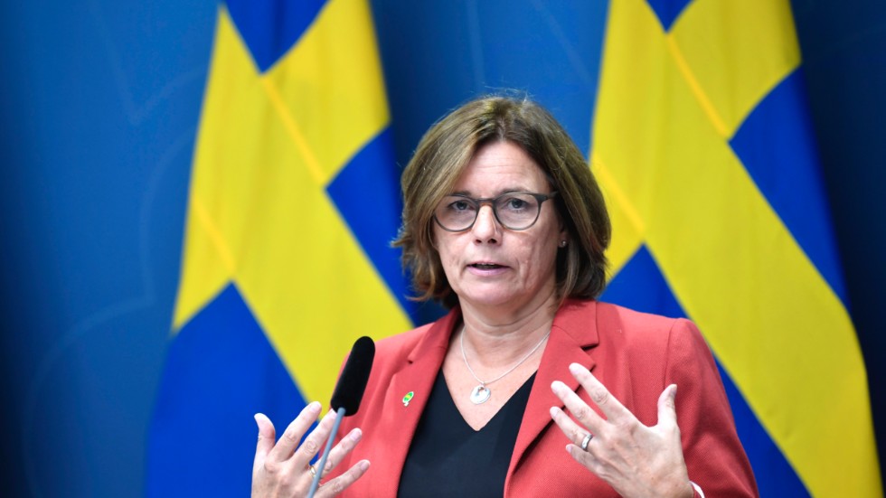 Miljö- och klimatminister Isabella Lövin (MP) anser att mer underlag behövs innan regeringen kan fatta beslut om slutförvaringen av radioaktivt avfall. Arkivbild.