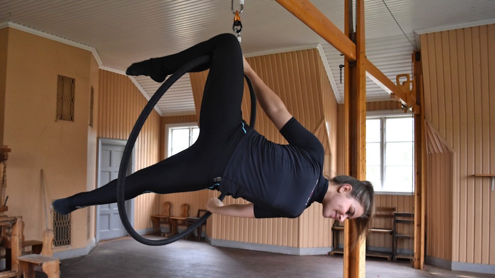 Malin Frank har studerat och undervisat i dans, och planerar att starta upp dansklasser i Kisa om intresset finns. Här övar hon akrobatik i sin "aerial hoop", i den gamla skolbyggnaden i Mjölsefall.