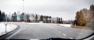 Tre bilar i kökrock i Årbyrondellen