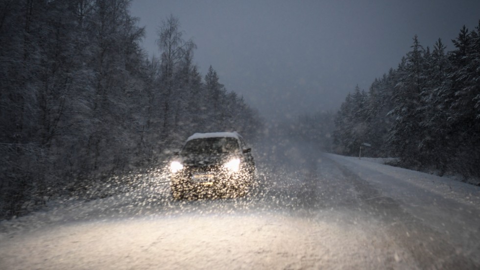 Det kan bli halt på vägarna när snöbyar drar in. Arkivbild