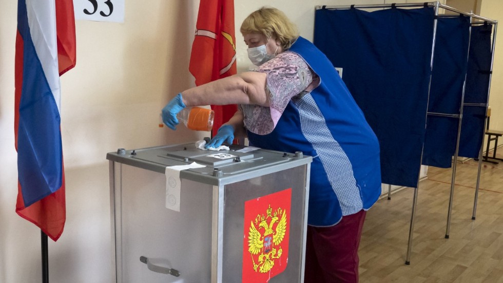 En vallokal i S:t Petersburg saneras under den första röstningsdagen 25 juni för att förhindra smittspridning.