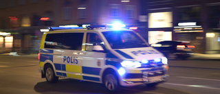 Körde in i polisbuss under biljakt – åtalas