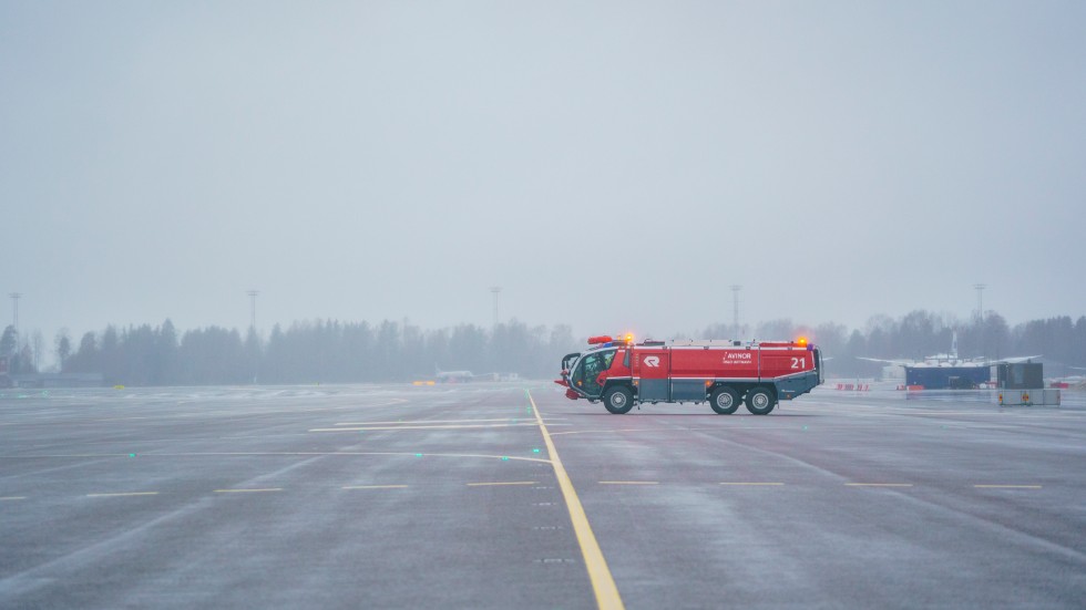 På bilden syns en brandbil från Rosenbauer International på den internationella flygplatsen i Oslo. Fordonet på akivbilden har ingen koppling till upphandlingen i artikeln.