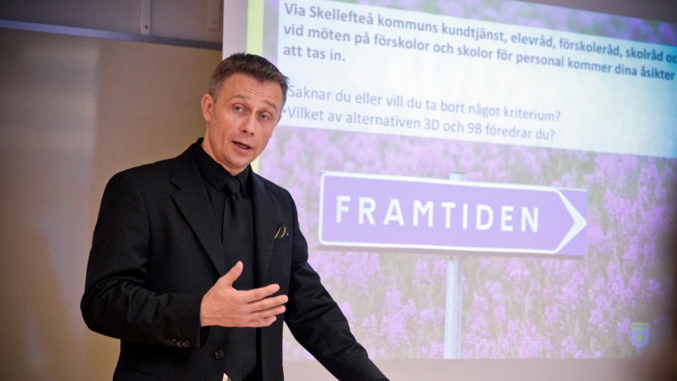 Vintern 2013 pekade skolchefen Anders Bergström ut riktningen för skolorna i Skellefteå. Nu får han gå efter en jävsituation i samband med en rekrytering.