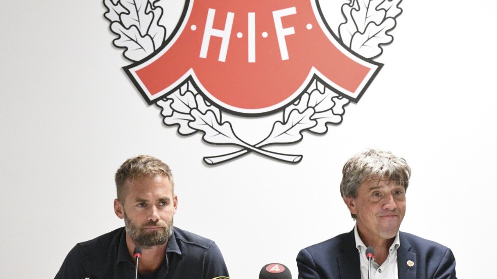 Krister Azelius, till höger, här vid presskonferensen i september 2019 när man presenterade Olof Mellberg som ny tränare. Arkivbild.