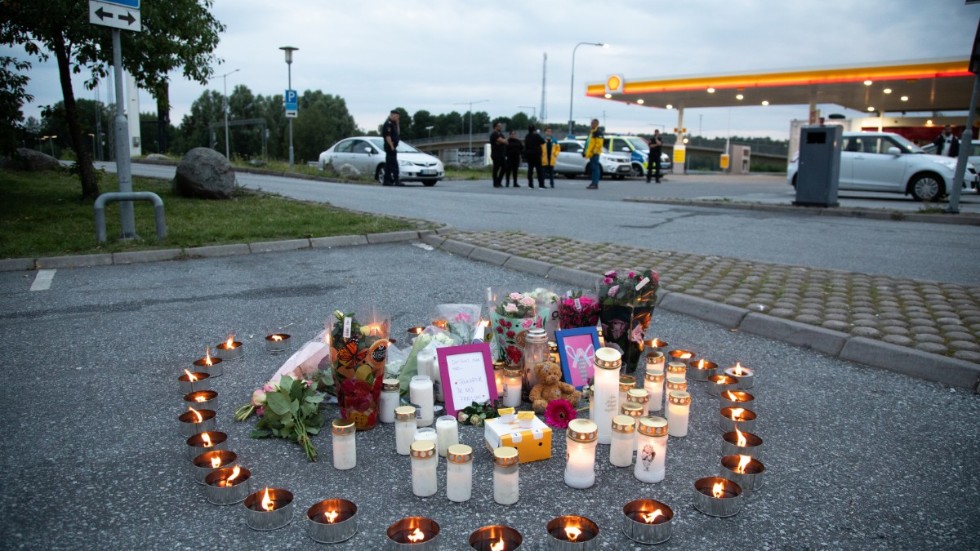 Blommor och ljus på platsen där en tolvårig flicka blev skjuten vid en bensinmack i Norsborg i Botkyrka, söder om Stockholm natten mot söndagen.