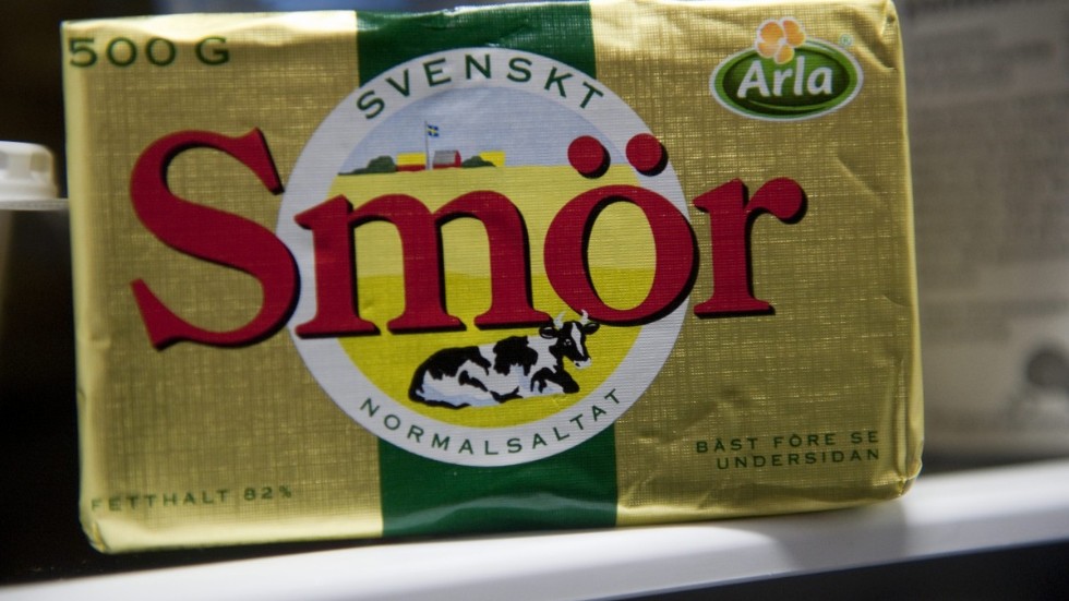 Svenska konsumenter vill ha fullfeta mjölkprodukter och svensk råvara. Vad få vet är att den höga efterfrågan leder till import av grädde från grannländerna.