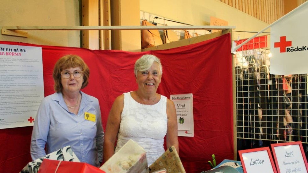 Marianne Johansson och Birgitta Bengtsson från Röda Korset i Loftahammar sålde lotter på utställningen.