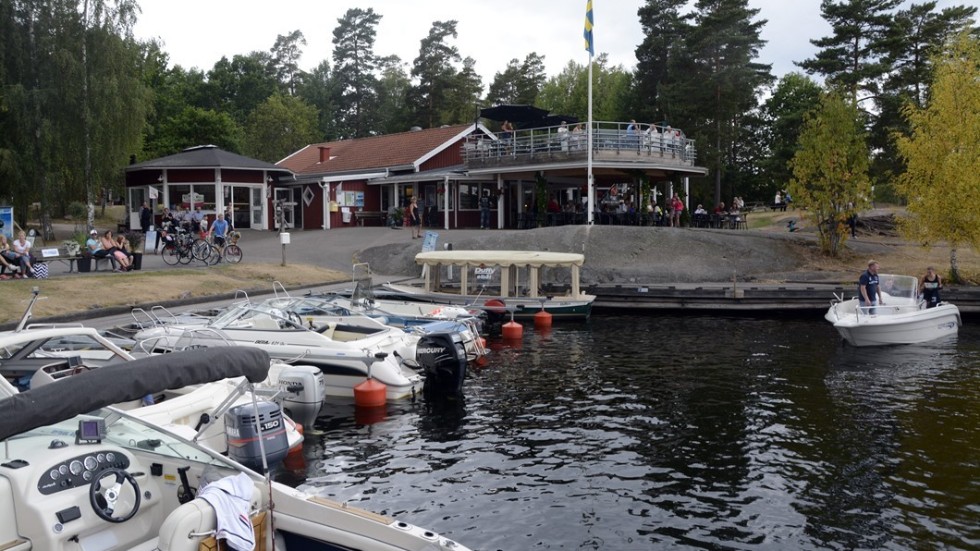 Många tar båtvägen till Ydres absolut största turistattraktion.