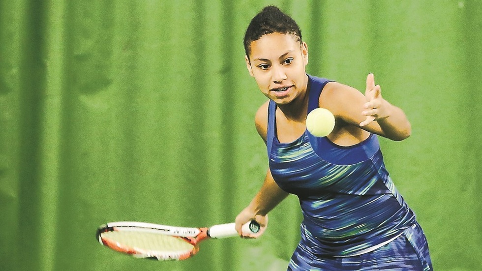 KOLL PÅ BOLLEN. Ellen Larsson från Vimmerby är en tennistalang. I höst siktar hon på tennisgymnasium. Det har länge varit ett mål för henne. Men hon vill mycket mer än så med sin tennis. Foto: Roelof Stroetinga.