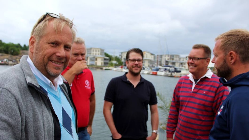 I veckan gjorde Lars Rüdén, Tomas Ekengren och Roger Alm, från Storebro Royal Cruiser Club, ett besök i Västervik för att planera medlemmarnas vistelse i stan den 26-27 juli. Här samspråkar de med två lokala entreprenörer, Björn Frisell från Star Elektronik och Andreas Nilsson som driver gästhamnen där  båtarna ska lägga till.