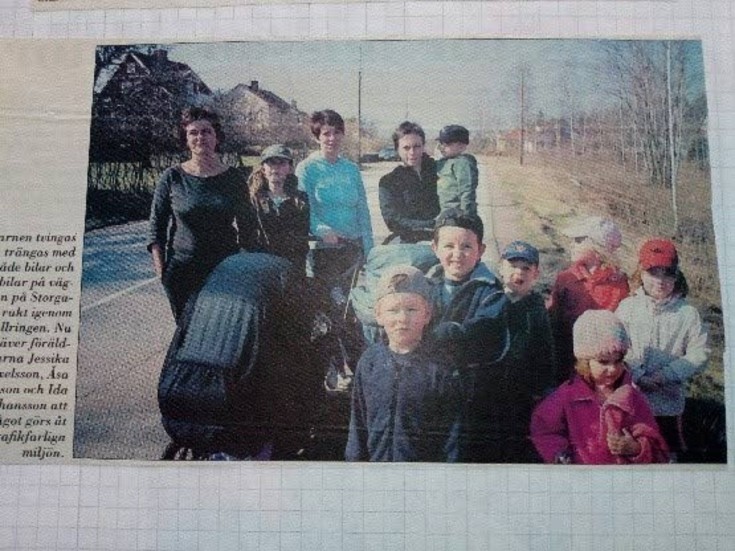 Sedan mitten av 2000-talet har föräldrar i Gullringen kämpat för att få till en gång och cykelväg i Gullringen. När den här bilden togs var Elias Gustafsson och Edvin Johansson inte äldre än att de låg i barnvagnen.