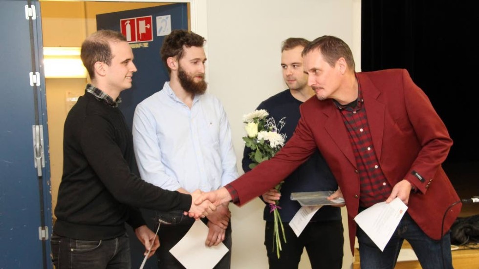 Erik Axelsson, Johan Svensson och Henrik Wesik gratulerades av Yngve Blomberg. Jacob Wesik hade inte möjlighet att närvara vid prisutdelningen.