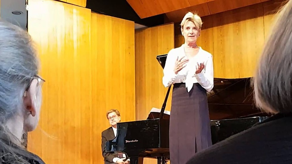 Stina Ekblad reciterade klassisk poesi med stor inlevelse och stark känsla varvat med Matti Hirvonens finstämda pianostycken i Sevedemusikförenings konsert på lördagen.